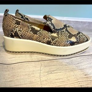 Karl Lagerfeld Almond toe snake skin print platform flats/Size 9.5